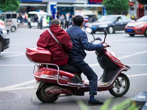 电动车“规矩多”，上牌、持证、戴头盔，灵魂一问：便捷性去哪了