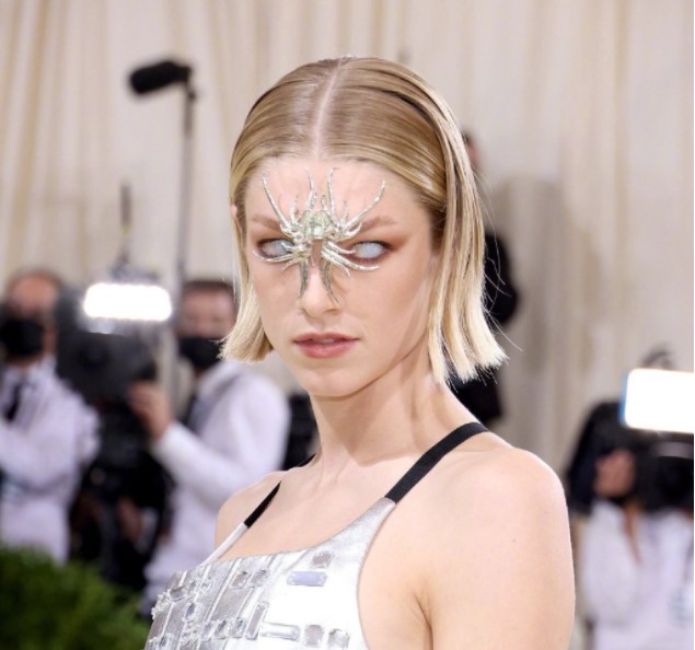 国外红毯奇装异服：卡戴珊全黑蒙面，戳爷穿长裙，还有人扮成马