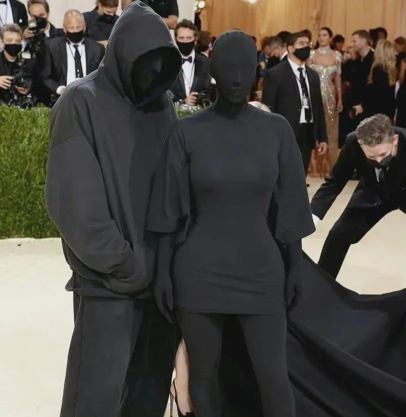 国外红毯奇装异服：卡戴珊全黑蒙面，戳爷穿长裙，还有人扮成马