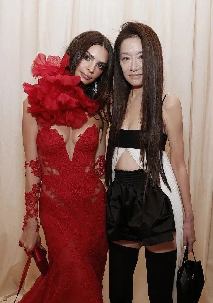 国外红毯奇装异服：卡戴珊全黑蒙面，戳爷穿长裙，还有人扮成马