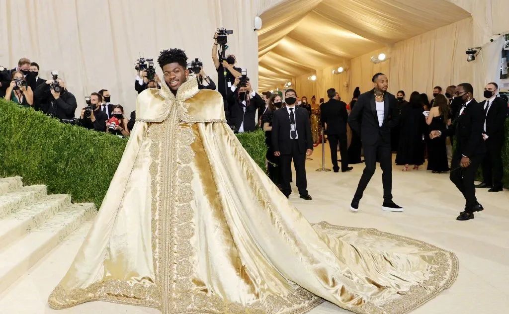 国外红毯奇装异服：卡戴珊全黑蒙面，戳爷穿长裙，还有人扮成马