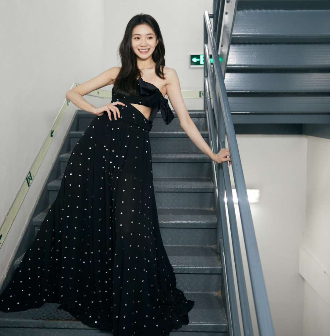 成龙新电影开机，刘浩存是女主角，网友愤怒发声：有她就不看！