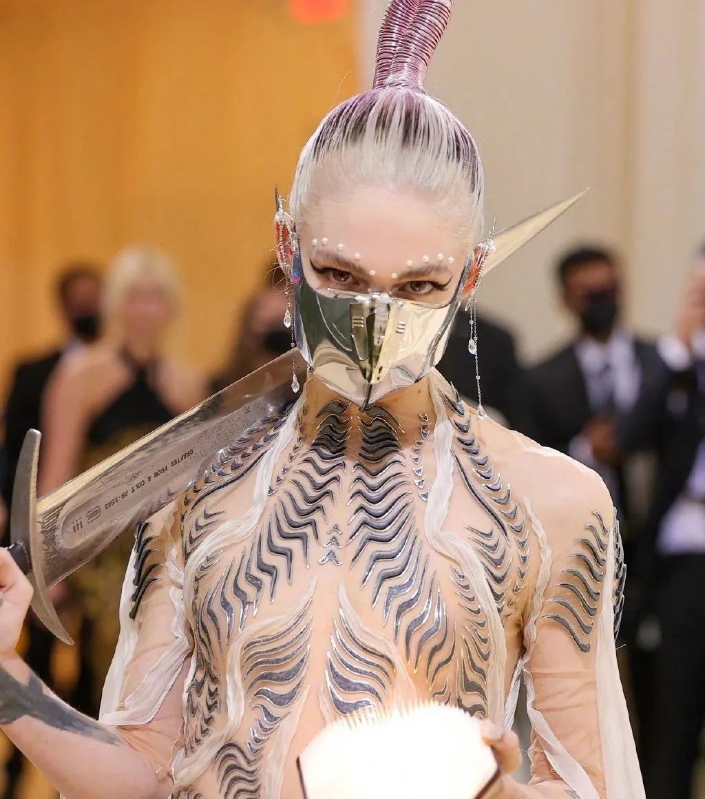 国外红毯奇装异服：卡戴珊全黑蒙面，戳爷穿长裙，还有人扮成马