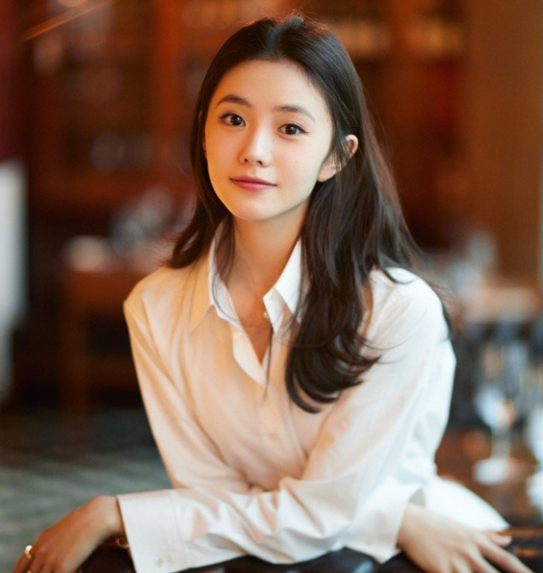 成龙新电影开机，刘浩存是女主角，网友愤怒发声：有她就不看！