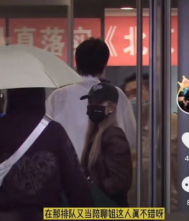 周扬青新恋情?跟罗昊分手后,同一年轻男子手牵手去医院休闲区蓝鸢梦想 - Www.slyday.coM 周扬青新恋情?跟罗昊分手后,同一年轻男子手牵手去医院休闲区蓝鸢梦想 - Www.slyday.coM