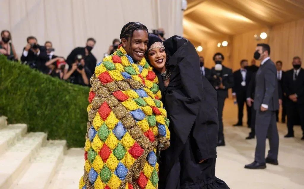 国外红毯奇装异服：卡戴珊全黑蒙面，戳爷穿长裙，还有人扮成马