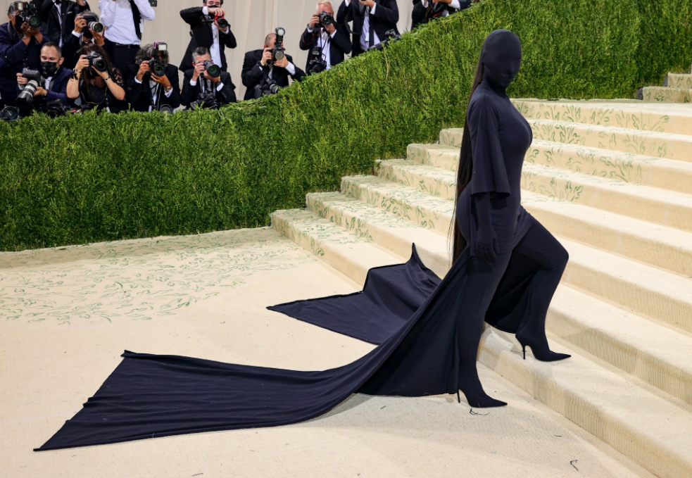 国外红毯奇装异服：卡戴珊全黑蒙面，戳爷穿长裙，还有人扮成马