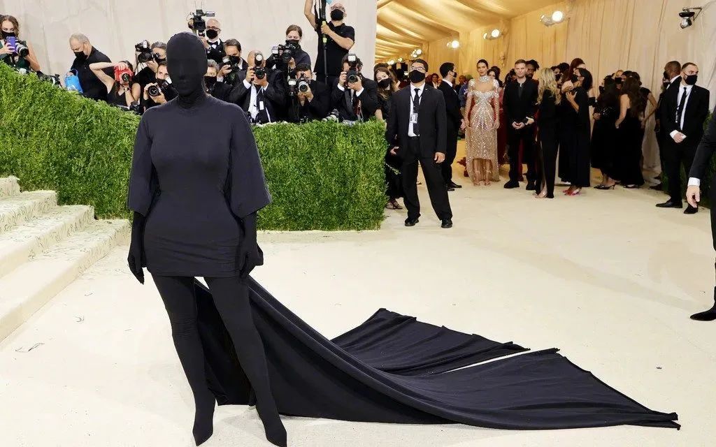 国外红毯奇装异服：卡戴珊全黑蒙面，戳爷穿长裙，还有人扮成马