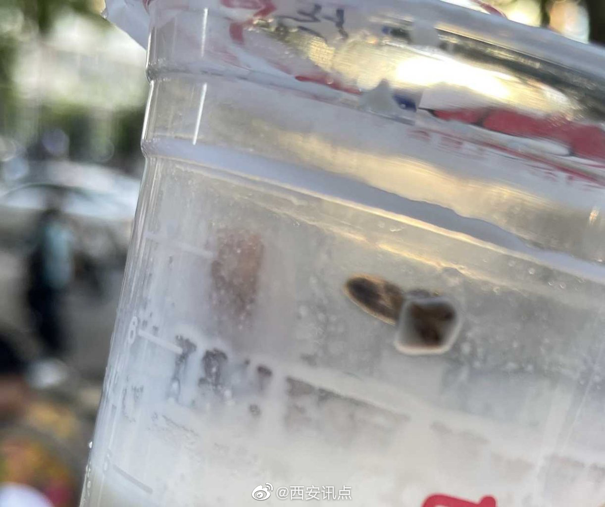 西安蜜雪冰城奶茶里喝出虫子 商家回应:给你换一杯(图1) 西安蜜雪冰城奶茶里喝出虫子 商家回应:给你换一杯(图1)