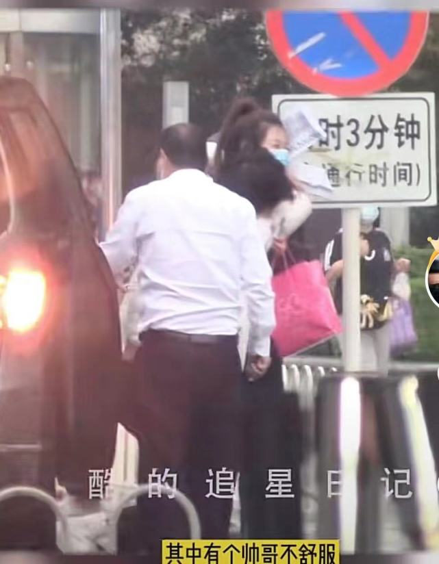 周扬青新恋情?跟罗昊分手后,同一年轻男子手牵手去医院休闲区蓝鸢梦想 - Www.slyday.coM 周扬青新恋情?跟罗昊分手后,同一年轻男子手牵手去医院休闲区蓝鸢梦想 - Www.slyday.coM