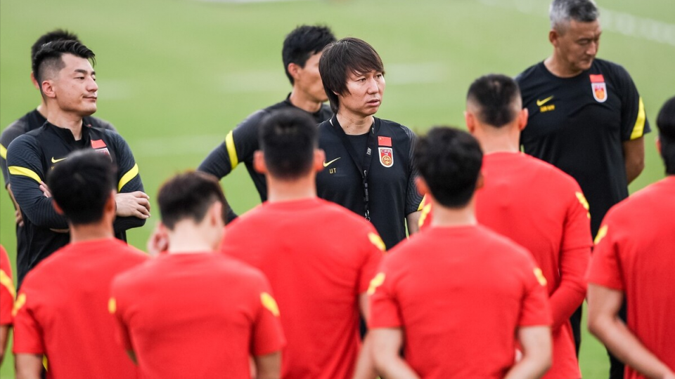 国足备战遭遇两连重击!越南主帅烟雾弹换人,李铁这下不乐观