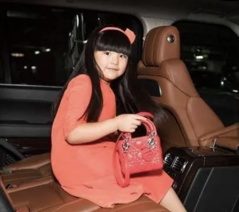 赵文卓豪气养娃!5岁小女生日宴豪华奢侈,大女儿学费近百万 赵文卓豪气养娃!5岁小女生日宴豪华奢侈,大女儿学费近百万