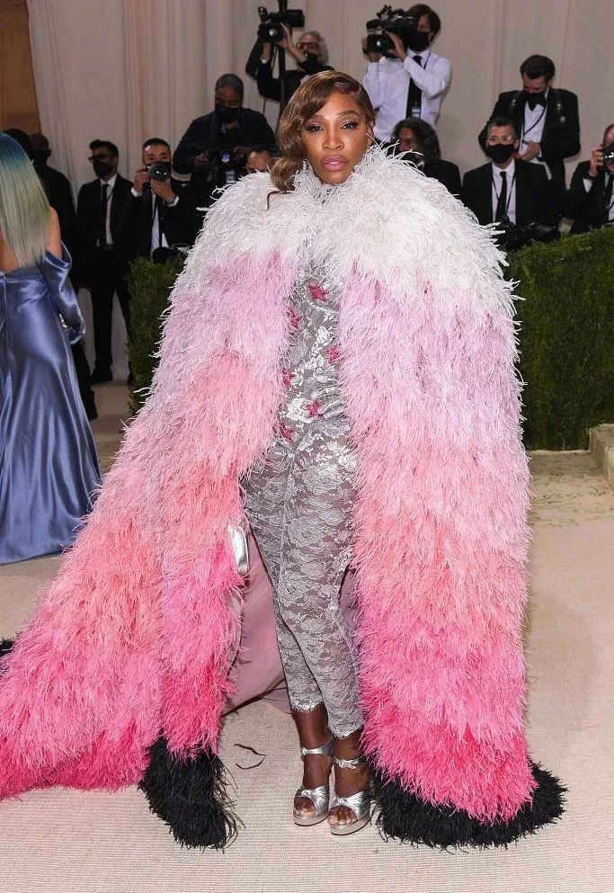 国外红毯奇装异服：卡戴珊全黑蒙面，戳爷穿长裙，还有人扮成马