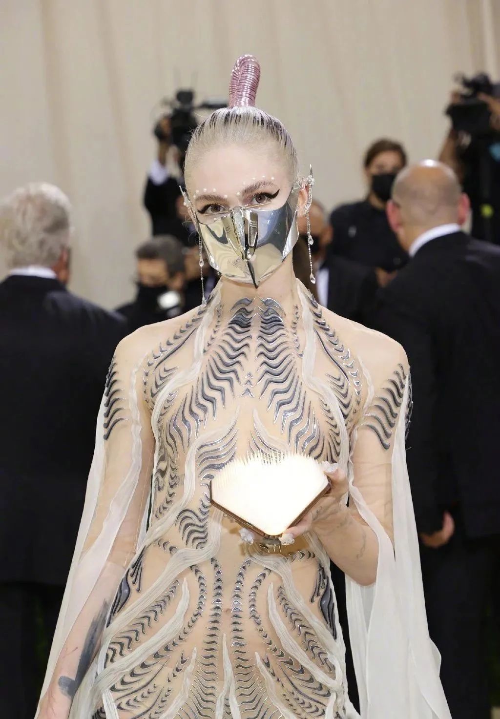 国外红毯奇装异服：卡戴珊全黑蒙面，戳爷穿长裙，还有人扮成马