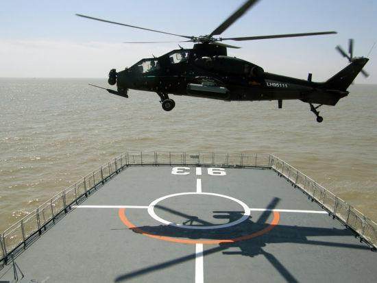 陆航直升机在海军登陆舰上进行着舰训练。