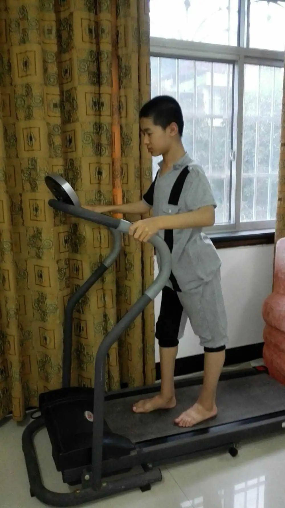 小学时期的郑宇宸在做康复训练.受访者供图