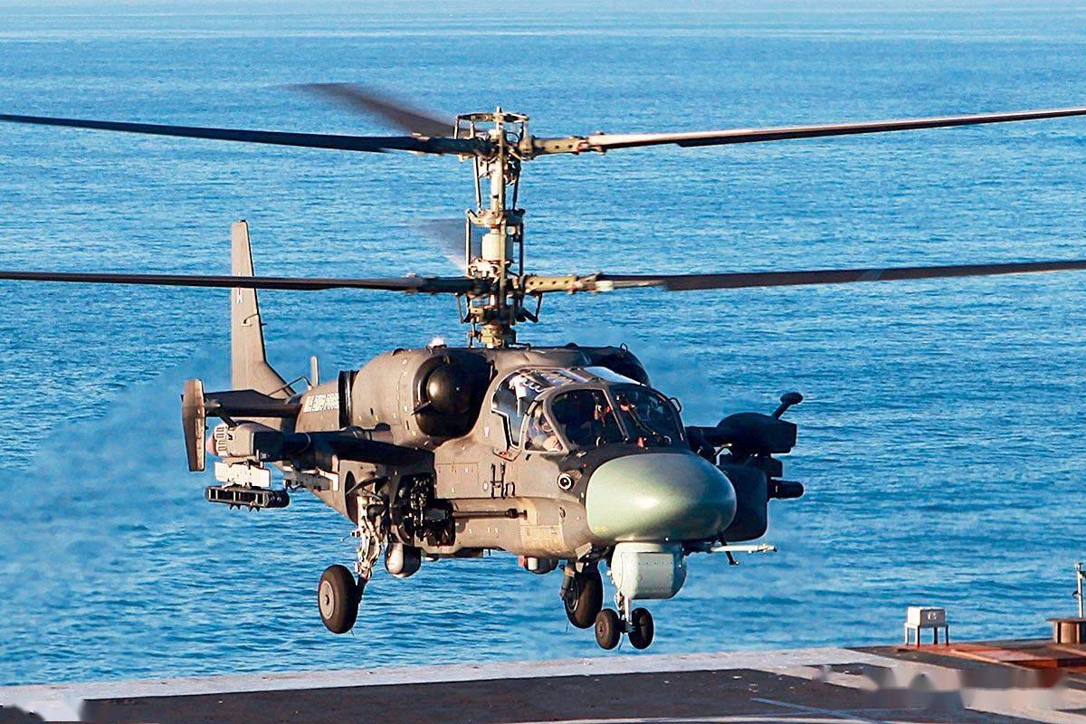 卡-52K舰载直升机准备着舰。