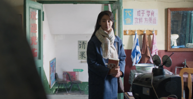 年轻演员演年代剧：农村男大学生妆容精致，女特务执行任务化全妆