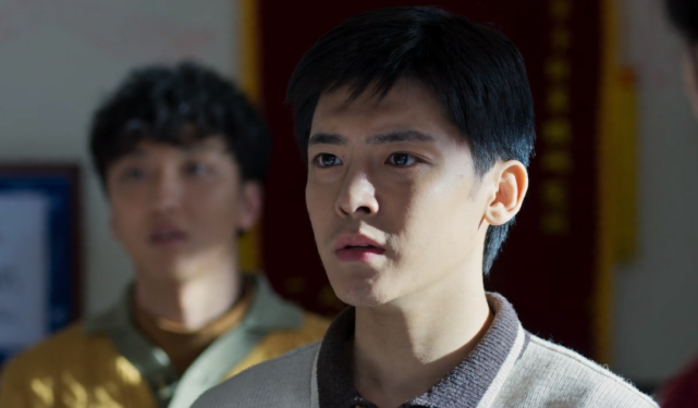 年轻演员演年代剧：农村男大学生妆容精致，女特务执行任务化全妆