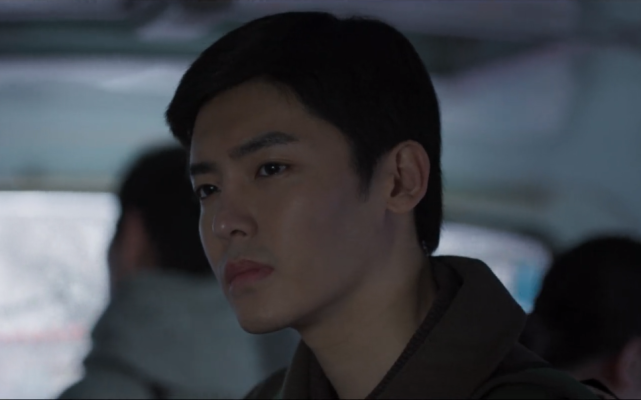 年轻演员演年代剧：农村男大学生妆容精致，女特务执行任务化全妆