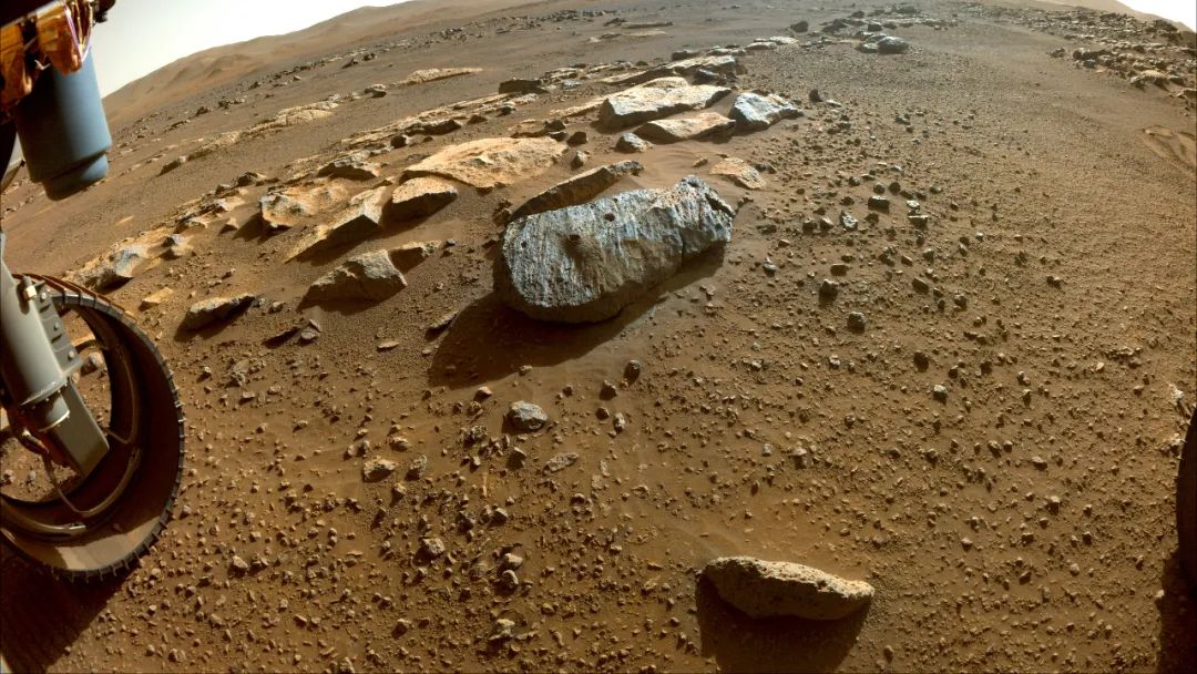 毅力号在火星表面考察.nasa / jpl-caltech