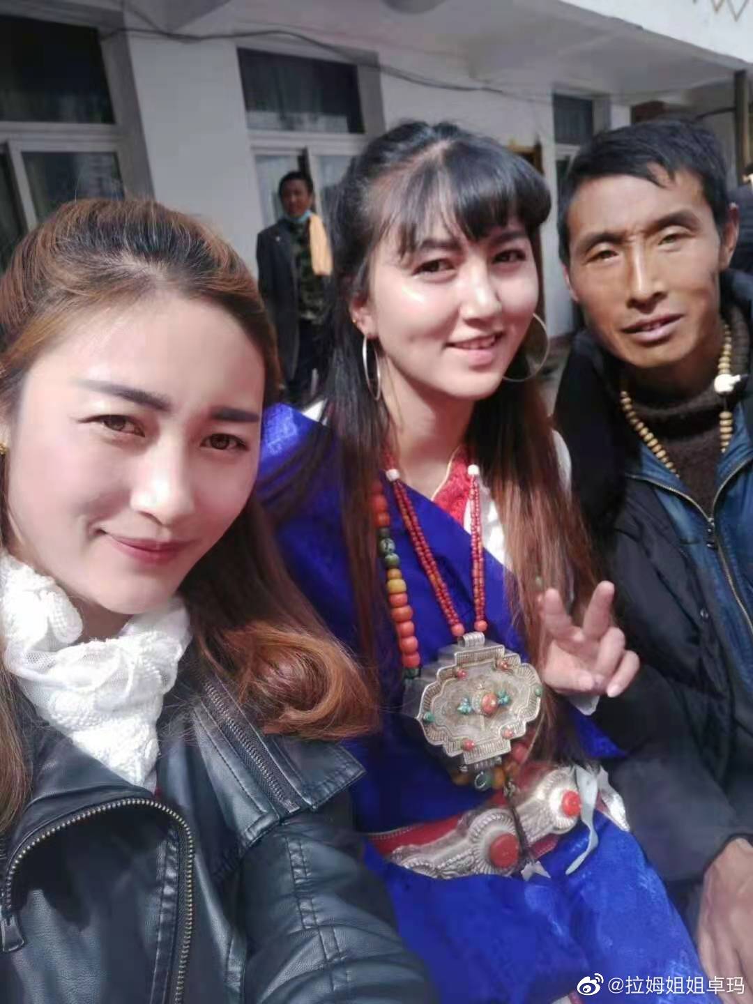 左起:姐姐卓玛、拉姆、父亲三郎甲