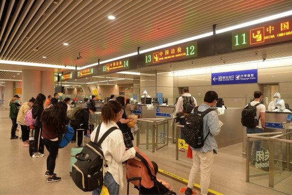 图说:开足查验通道,保障旅客通关(入境)。石明明 摄