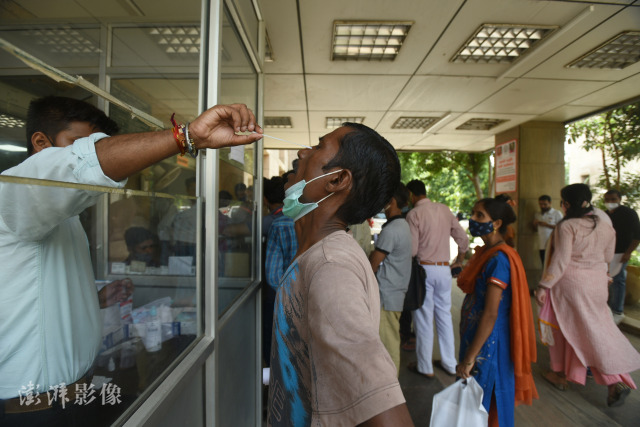 当地时间8月30日，印度诺伊达的医院里， 医护人员在为市民进行新冠检测。图自澎湃影像
