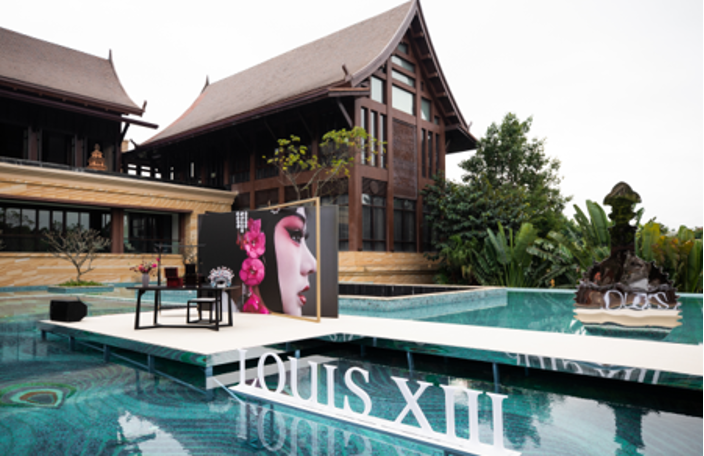 路易十三上海首家品牌店启幕,在时光流转中探索法式生活艺术休闲区蓝鸢梦想 - Www.slyday.coM 路易十三上海首家品牌店启幕,在时光流转中探索法式生活艺术休闲区蓝鸢梦想 - Www.slyday.coM