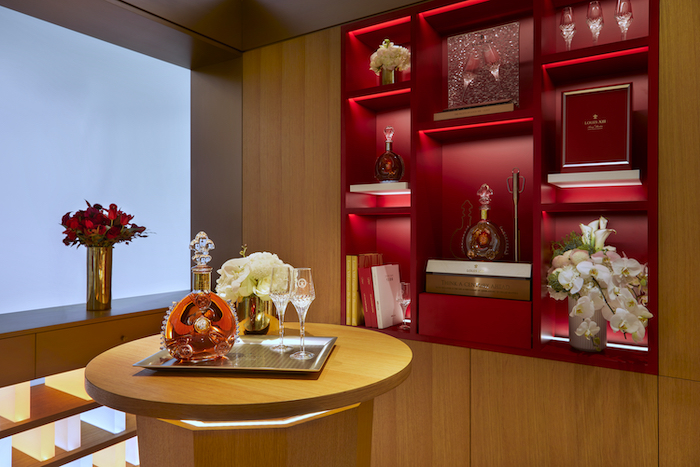 路易十三上海首家品牌店启幕,在时光流转中探索法式生活艺术休闲区蓝鸢梦想 - Www.slyday.coM 路易十三上海首家品牌店启幕,在时光流转中探索法式生活艺术休闲区蓝鸢梦想 - Www.slyday.coM