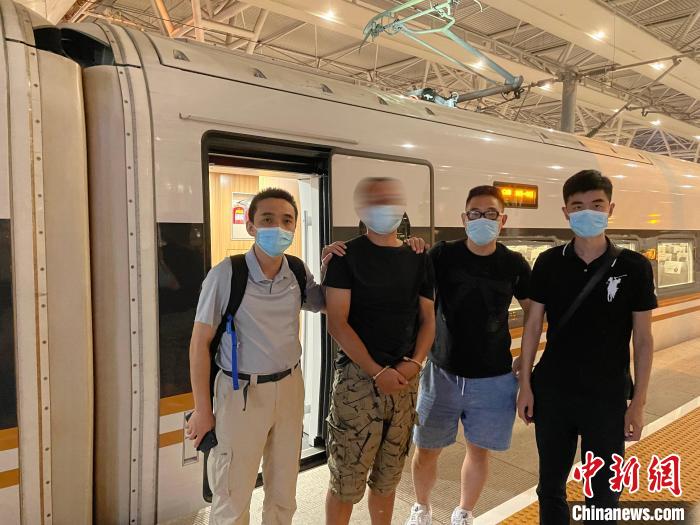 21年前,发生在上海的一起劫杀出租车司机案告破。 上海警方供图