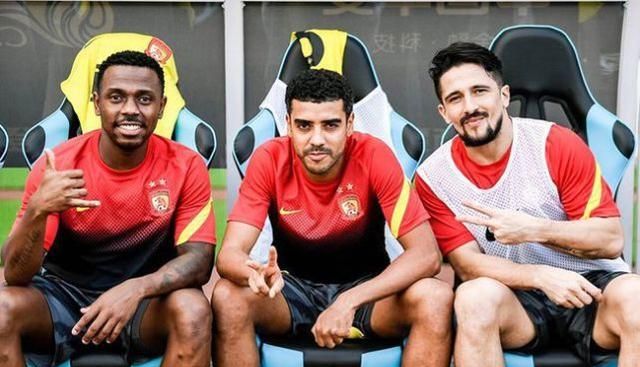 坏消息!新闻官确认费南多因伤无缘战越南沙特,李铁麻烦大了!