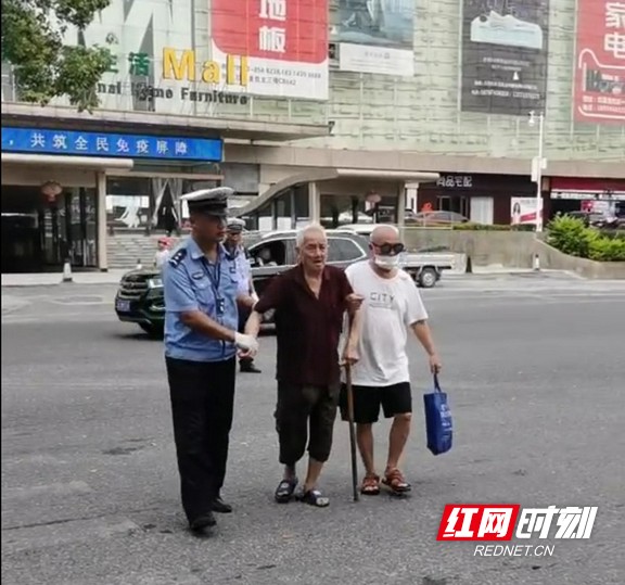 吉首交警扶拐杖老人过马路 平凡传递暖心正能量休闲区蓝鸢梦想 - Www.slyday.coM 吉首交警扶拐杖老人过马路 平凡传递暖心正能量休闲区蓝鸢梦想 - Www.slyday.coM