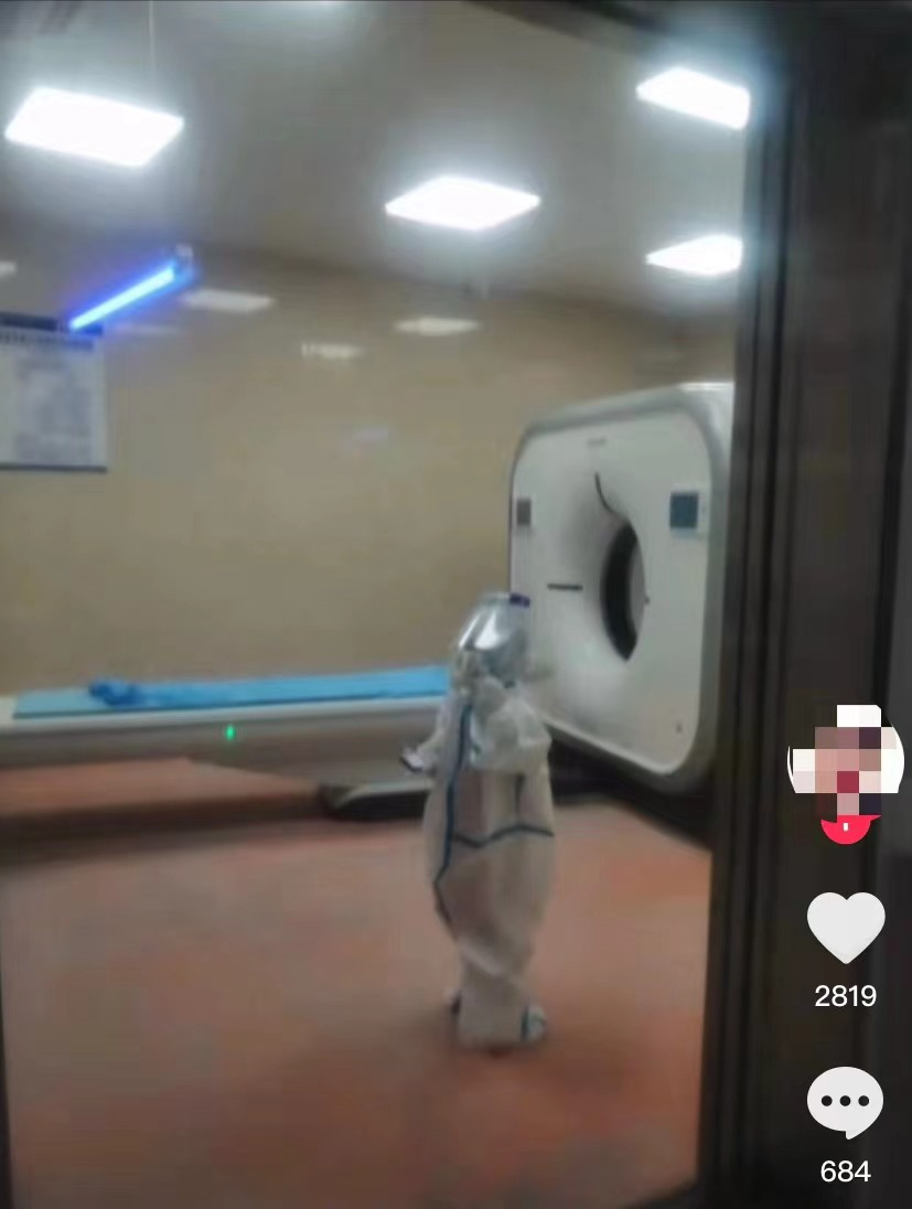 ▲穿着防护服的“