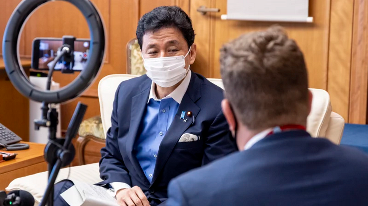 岸信夫在東京接受《悉尼先驅晨報》專訪 圖自澳媒