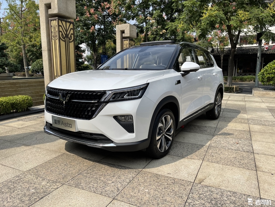 五菱首款银标suv 星辰asta售6.98万起