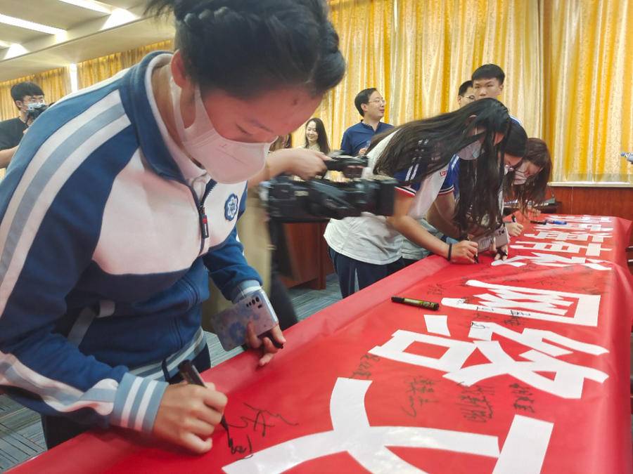 威海青年好网民走进高校,与大学生分享“青春网事”休闲区蓝鸢梦想 - Www.slyday.coM 威海青年好网民走进高校,与大学生分享“青春网事”休闲区蓝鸢梦想 - Www.slyday.coM