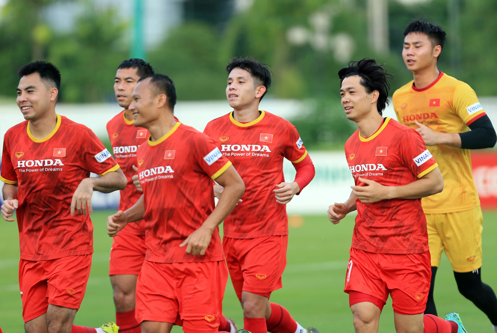 越南队长称赞中国队很强，越南球迷：2-1取胜，送李铁下课