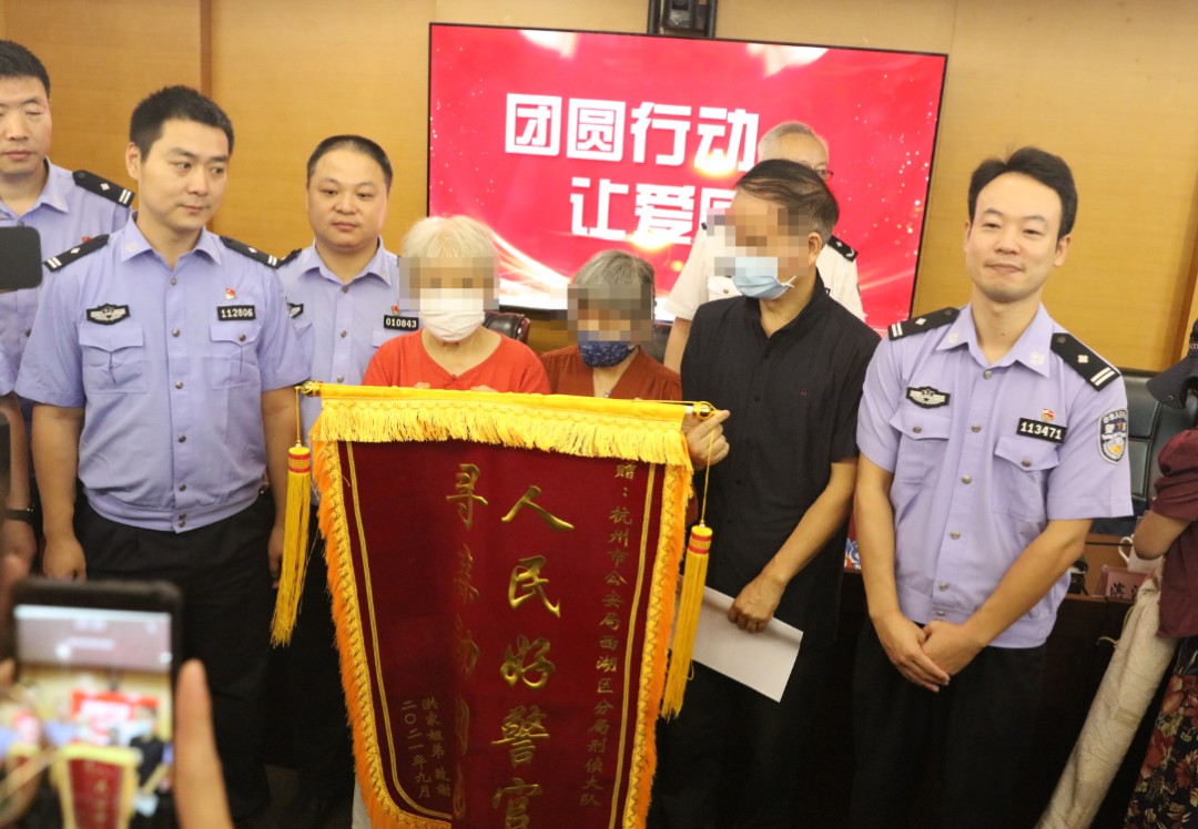 同住杭州58年却一直在错过!女子寻找父母,意外找到双胞胎姐妹!一家六口团圆了休闲区蓝鸢梦想 - Www.slyday.coM 同住杭州58年却一直在错过!女子寻找父母,意外找到双胞胎姐妹!一家六口团圆了休闲区蓝鸢梦想 - Www.slyday.coM