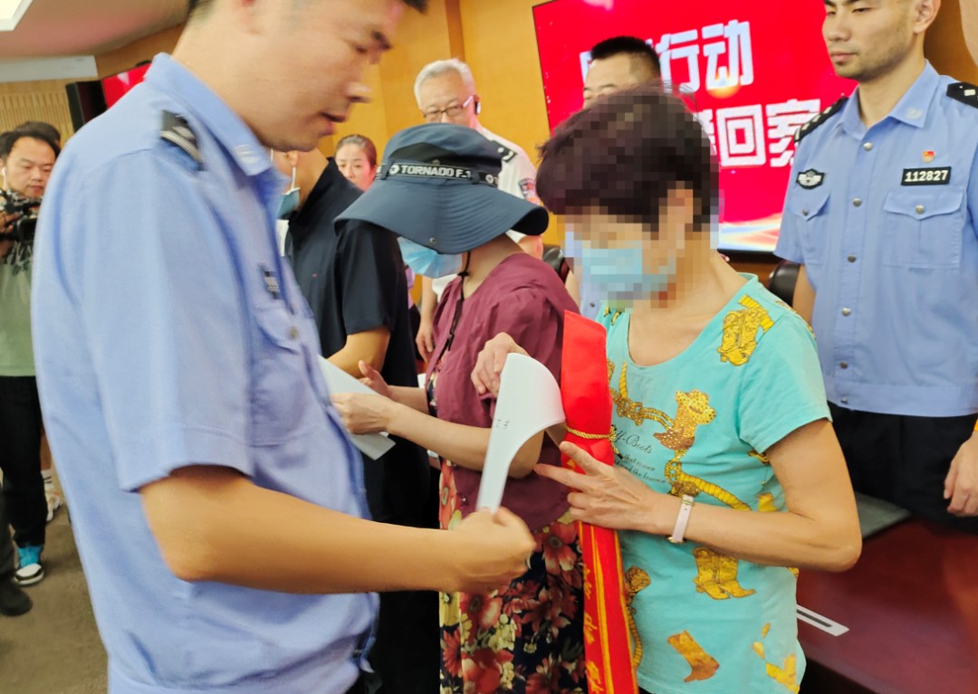 同住杭州58年却一直在错过!女子寻找父母,意外找到双胞胎姐妹!一家六口团圆了休闲区蓝鸢梦想 - Www.slyday.coM 同住杭州58年却一直在错过!女子寻找父母,意外找到双胞胎姐妹!一家六口团圆了休闲区蓝鸢梦想 - Www.slyday.coM