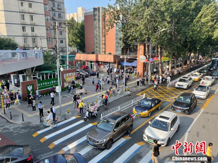资料图:北京市花园桥附近,学生们正在进入学校。任靖 摄