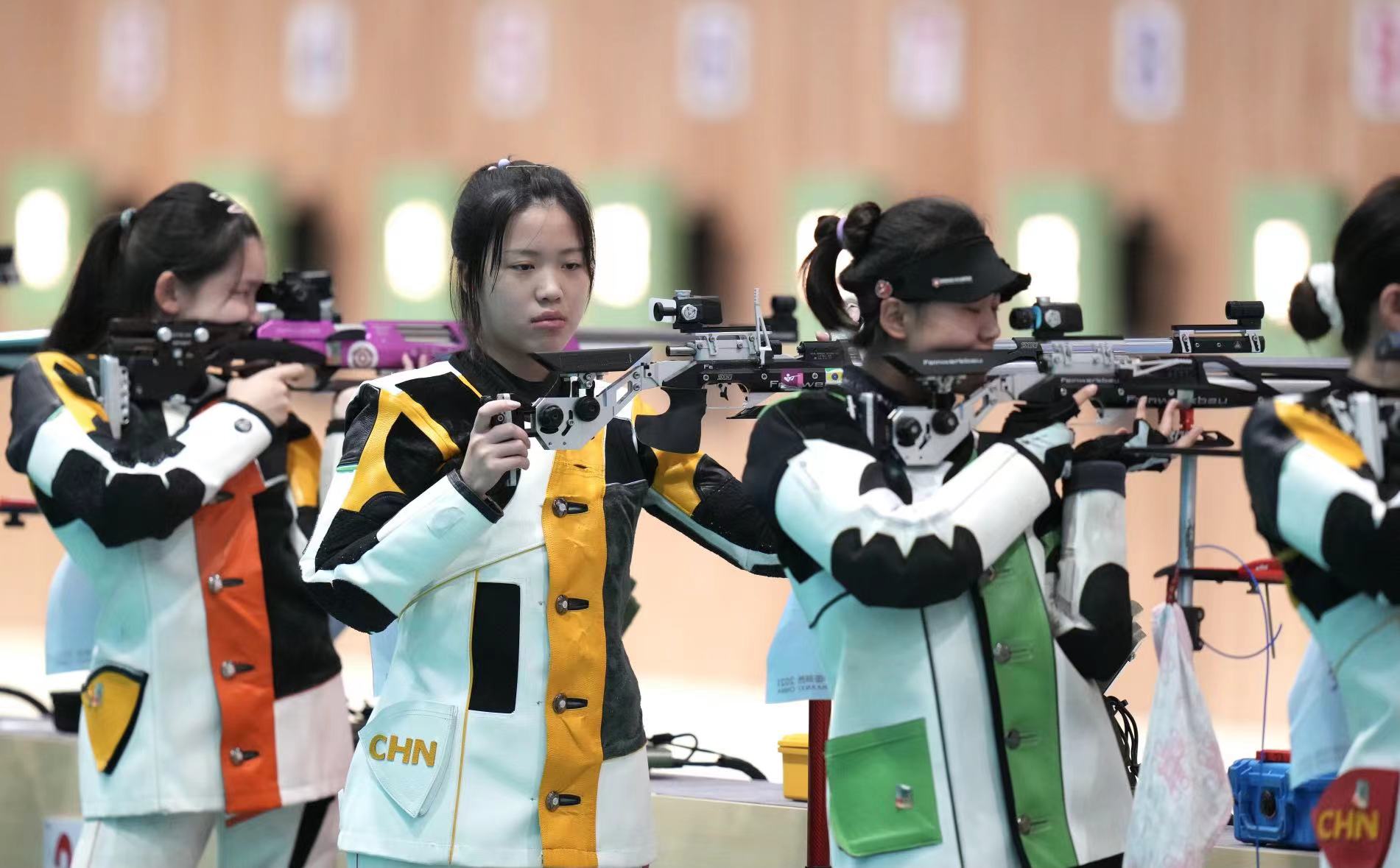 杨倩(左二)在全运会女子10米气步枪预赛中。北京日报客户端记者 刘平 摄