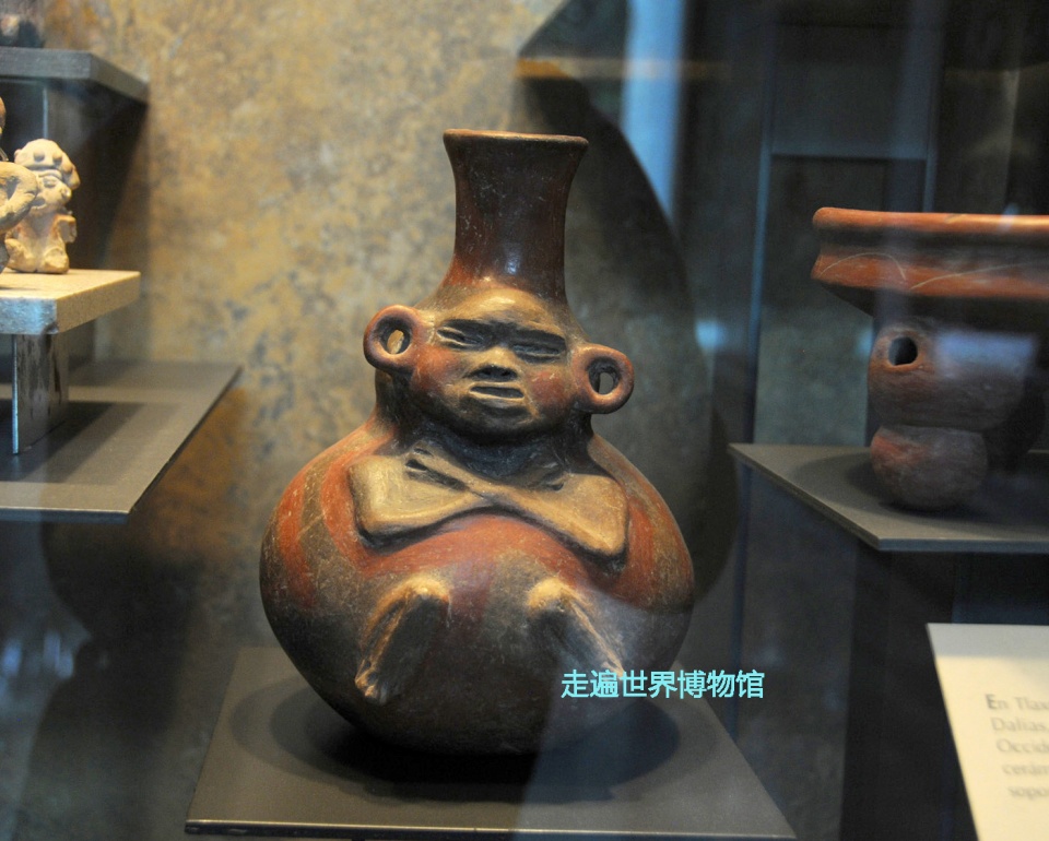 人形彩陶罐,公元前2000年—前1600年;甘肃文物考古研究所藏.
