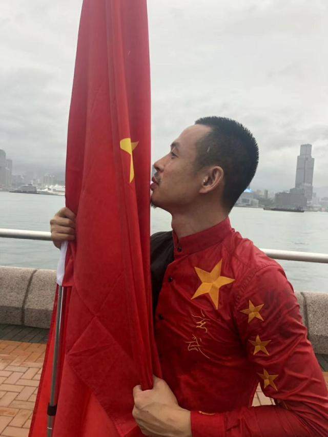 他曾赴港护旗，也曾暴揍<a href=