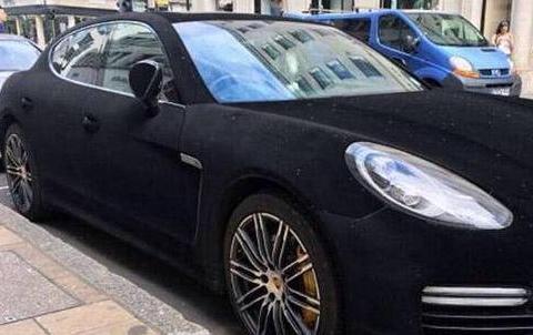 男子给保时捷穿了一件衣服，路人都看呆了