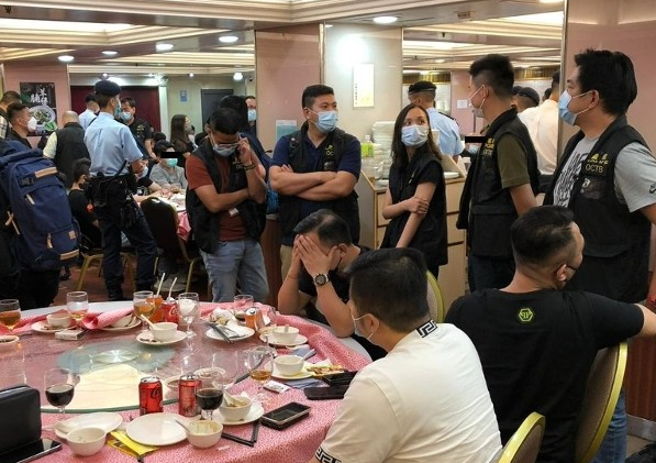 ▲ 大批警员在酒楼内调查(“东网”)