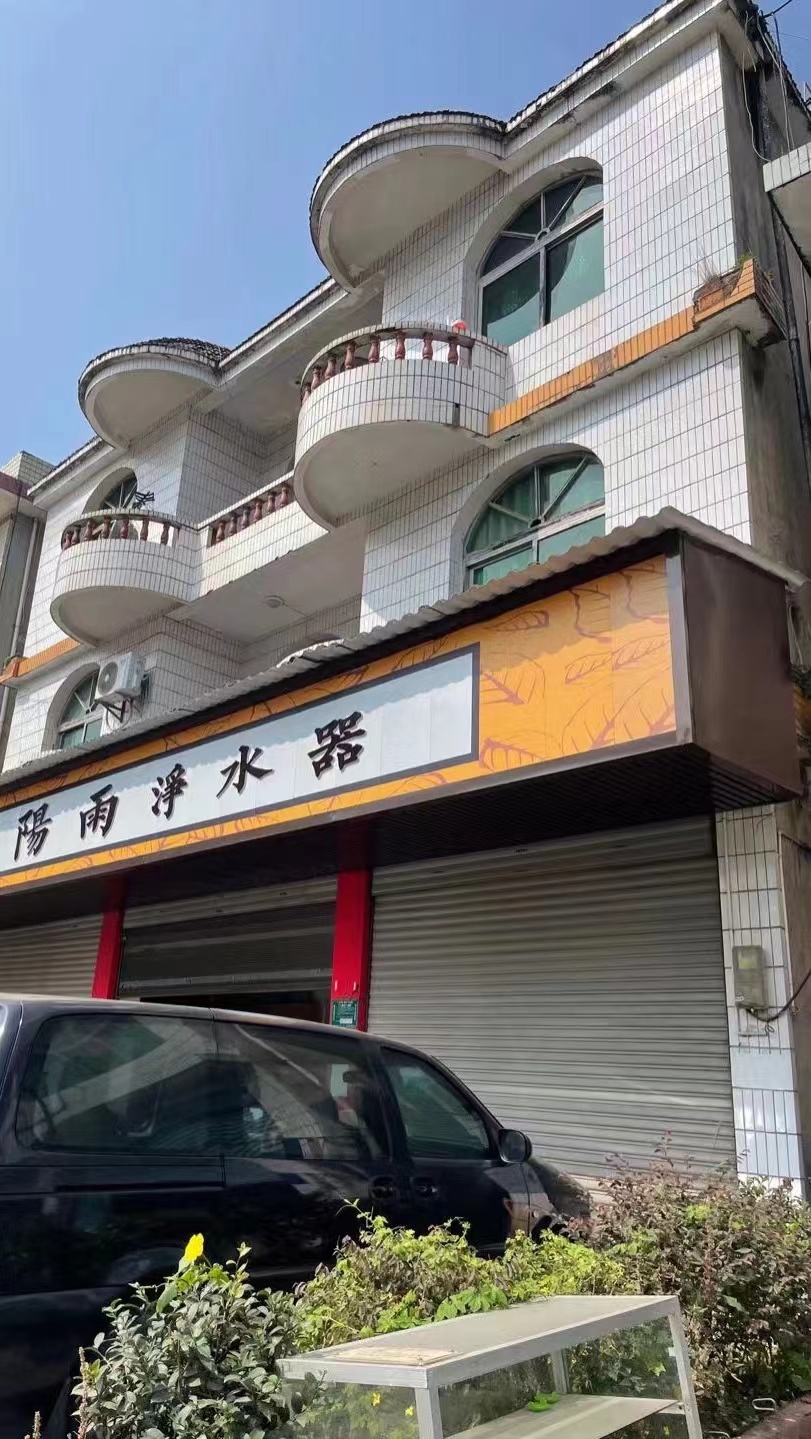 李小中安化老家带花园阳台的三层小洋楼,一楼和三楼出租,全家住在二楼。新京报记者 聂辉 摄