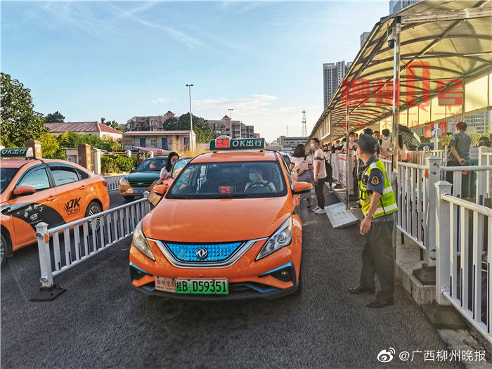 柳州火车站迎客流高峰 加开的10趟动车