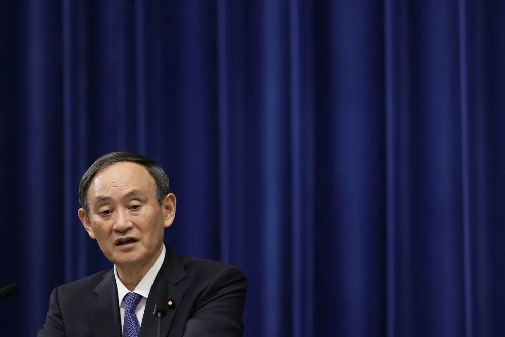1月7日,在日本东京,日本首相菅义伟出席新闻发布会。新华社发(太田洁摄)