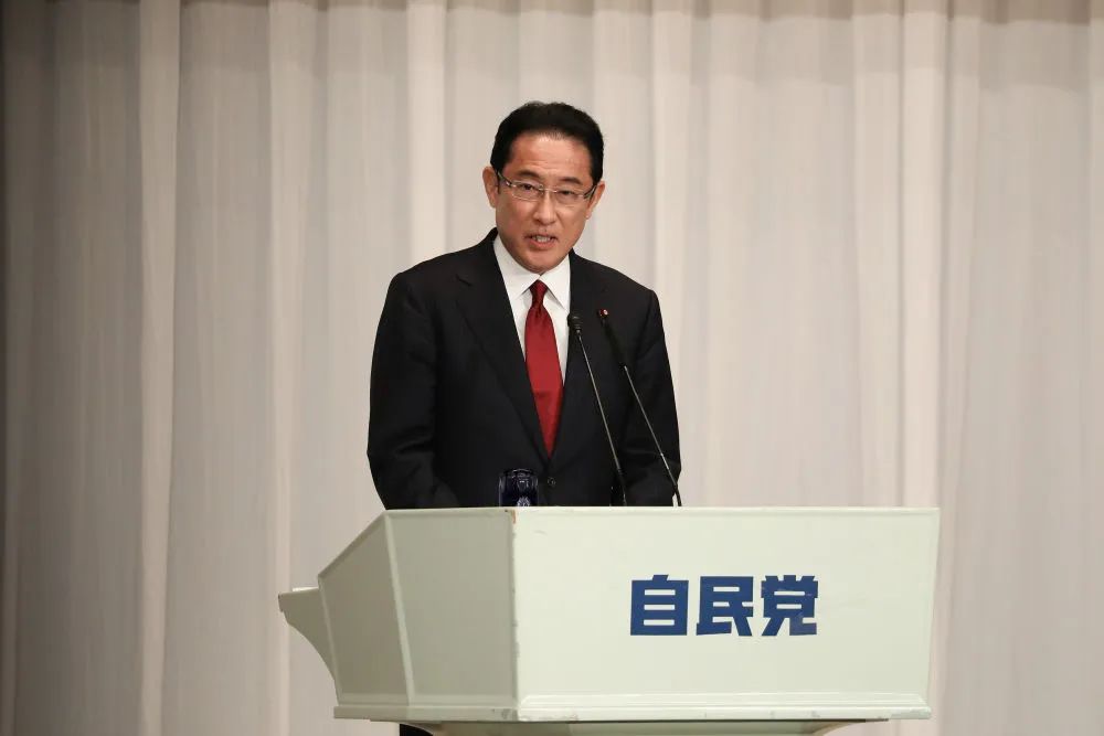 2020年9月8日,在日本东京自民党总部,自民党总裁候选人岸田文雄发表演讲。(新华社记者 杜潇逸 摄)